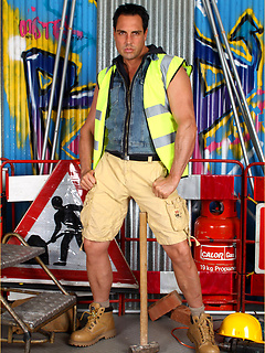 Construction hunk Marcello takes off his pants to stroke his throbbing power tool