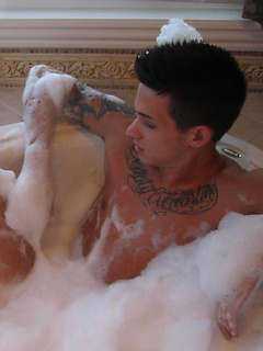 Tattooed amateur invites us in the bubble bath with him to get soapy and jerk off