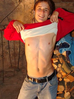 Cute twink shows his perfect ass