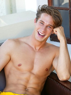 Cute muscled boy Yves Carradine Pin-Up